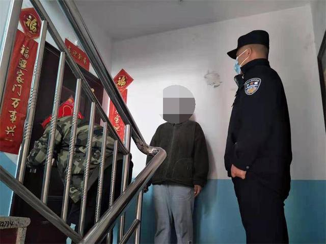 房主粗心被鎖門外，民警開鎖服務(wù)送上門